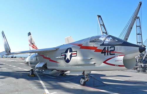 Палубный истребитель F-8 Crusader